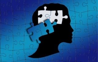 Puzzle von einem Gehirn, zwei Teile müssen ersetzt werden